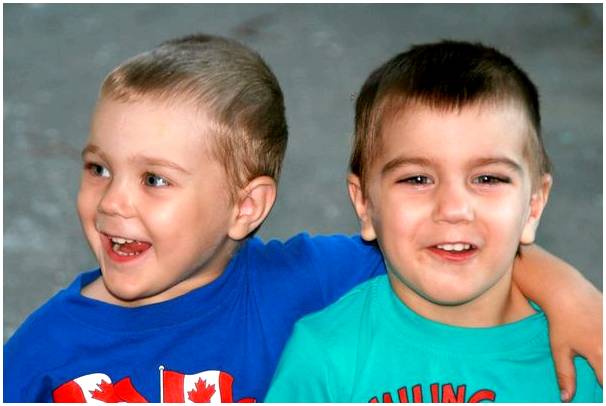 10 преимуществ воспитания близнецов