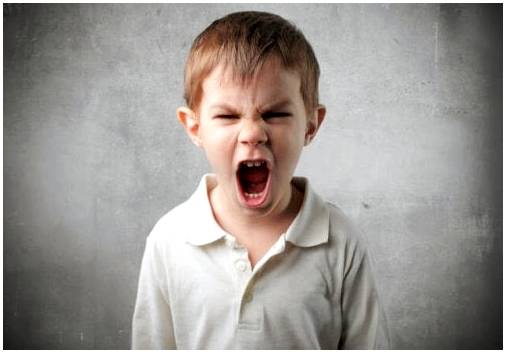 Что мне делать, если мой ребенок агрессивен по отношению ко мне?