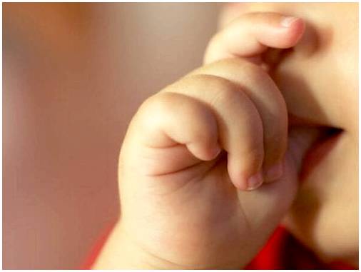 7 советов, как не дать ребенку сосать большой палец