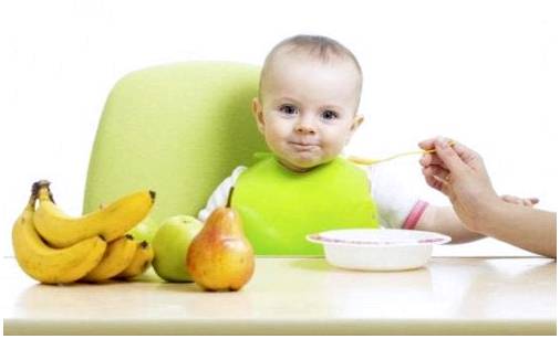 Первые приемы пищи малыша: как включить в свой рацион твердую пищу?