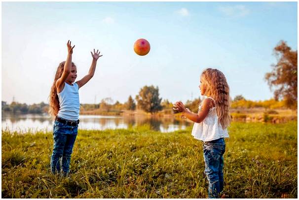 Какую пользу приносит детям игра с мячом?