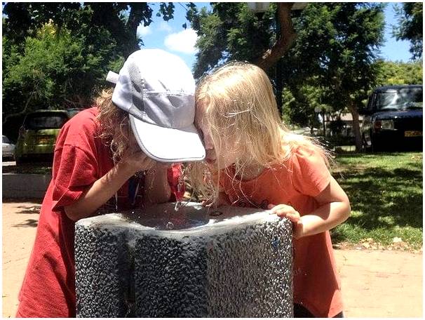 Важность обучения детей пить воду летом