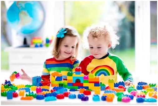 8 игрушек для 2-летних детей, с которыми они будут развивать навыки