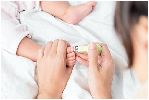 Когда нужно стричь ногти ребенку впервые?