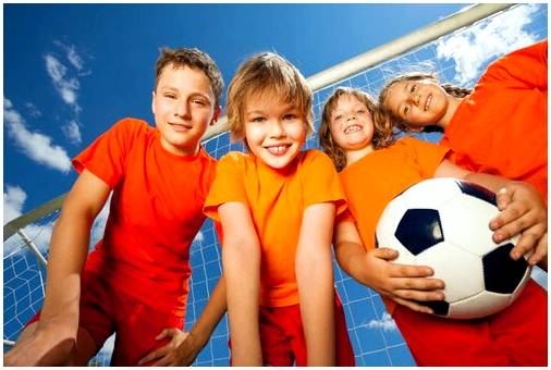 Детский спорт, поощряющий командную работу