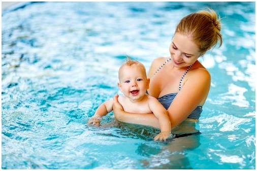 11 вещей, которые вы должны взять с собой в бассейн для своего ребенка