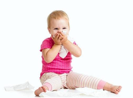 Предотвращает простуду ребенка в сезон дождей