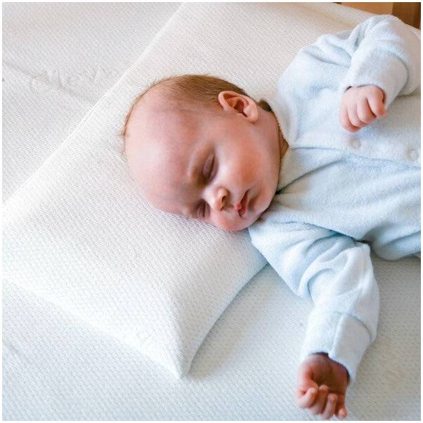 Узнайте, почему младенцам не следует использовать подушку