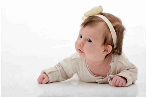 Будьте осторожны с использованием лент или лент у младенцев!