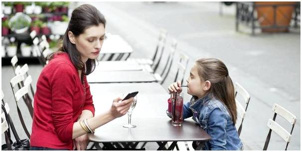 Ваша мобильная зависимость вредит вашему ребенку