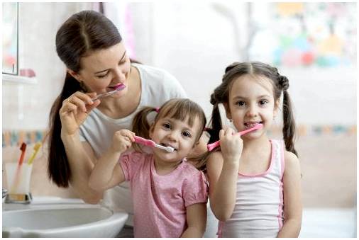 Когда ребенку следует начинать чистить зубы?