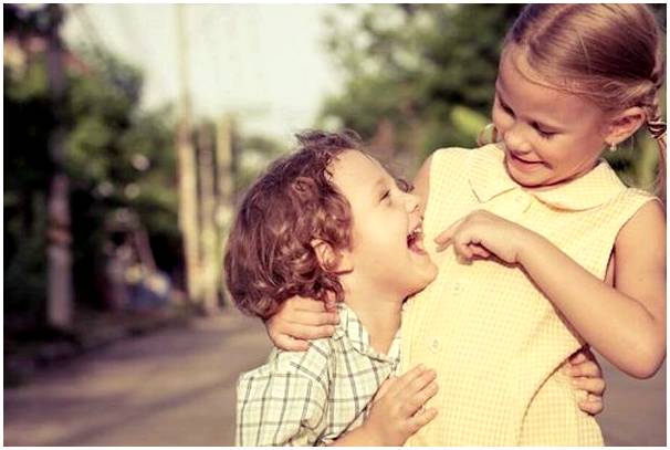Как братья и сестры влияют на общительность детей?