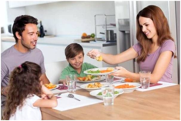 Научите ребенка тому, как важно обедать всей семьей