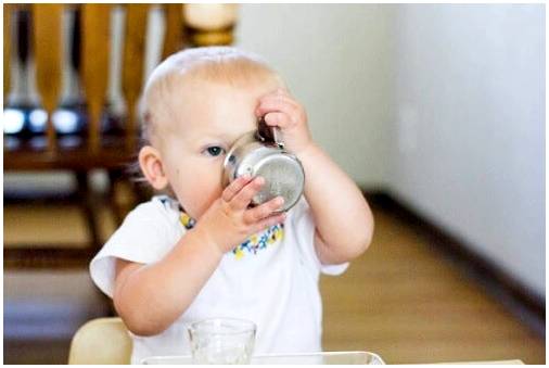 Когда приучать малыша пить воду из стакана?