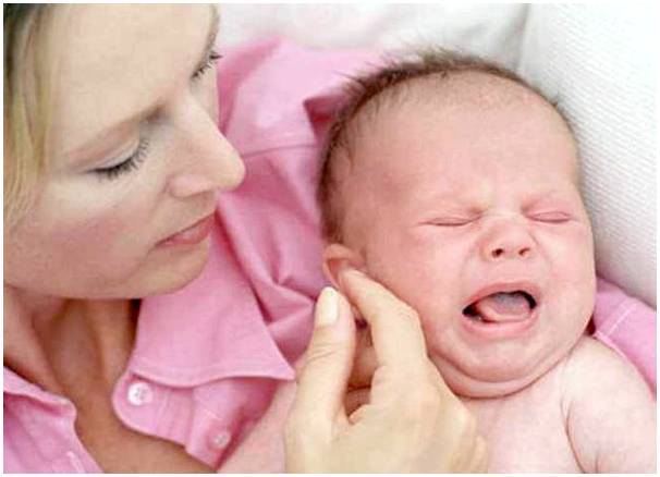 Если малыш упорно плачет, у него могут быть колики.