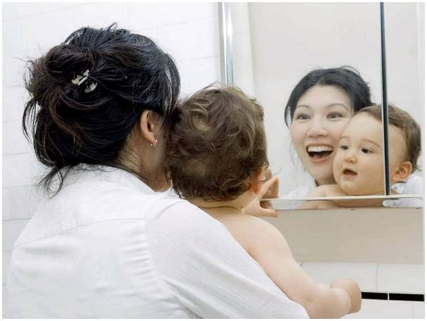 6 преимуществ игры с малышом перед зеркалом