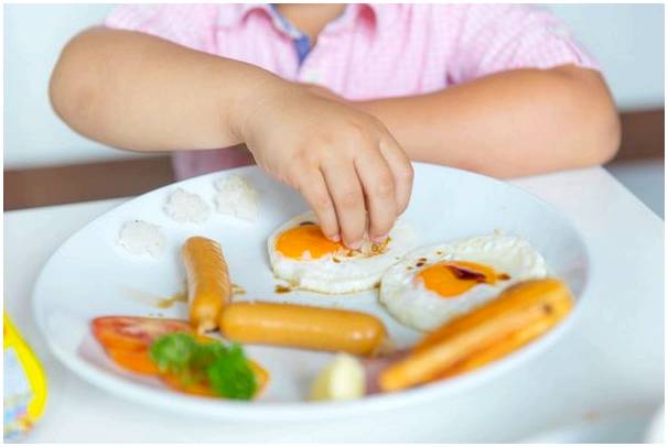Чем опасны колбасы для детей?